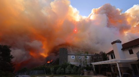 wildfire-sweeps-through-pacific-palisades,-celeb-homes-threatened