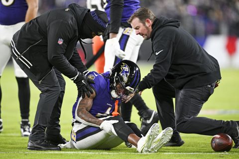 zay-flowers-exits-early-with-knee-injury-in-ravens-worry-before-playoffs